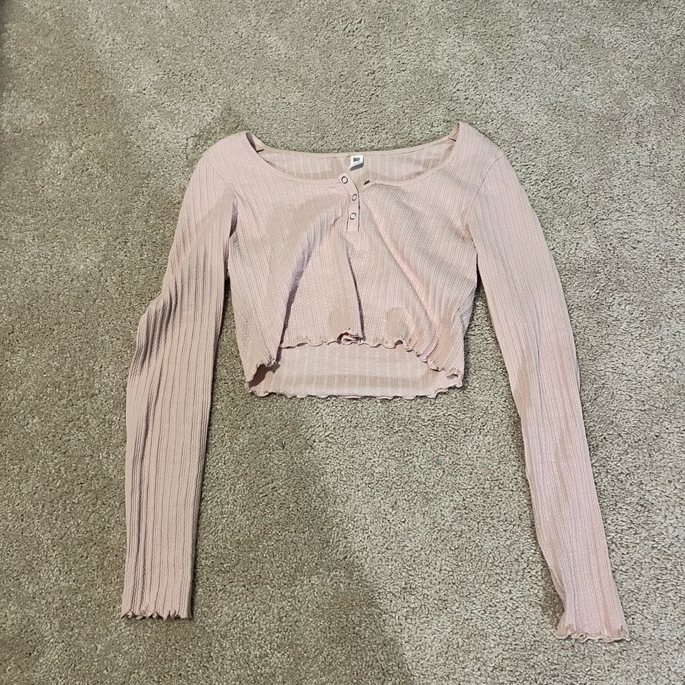 Cropped pink shirt